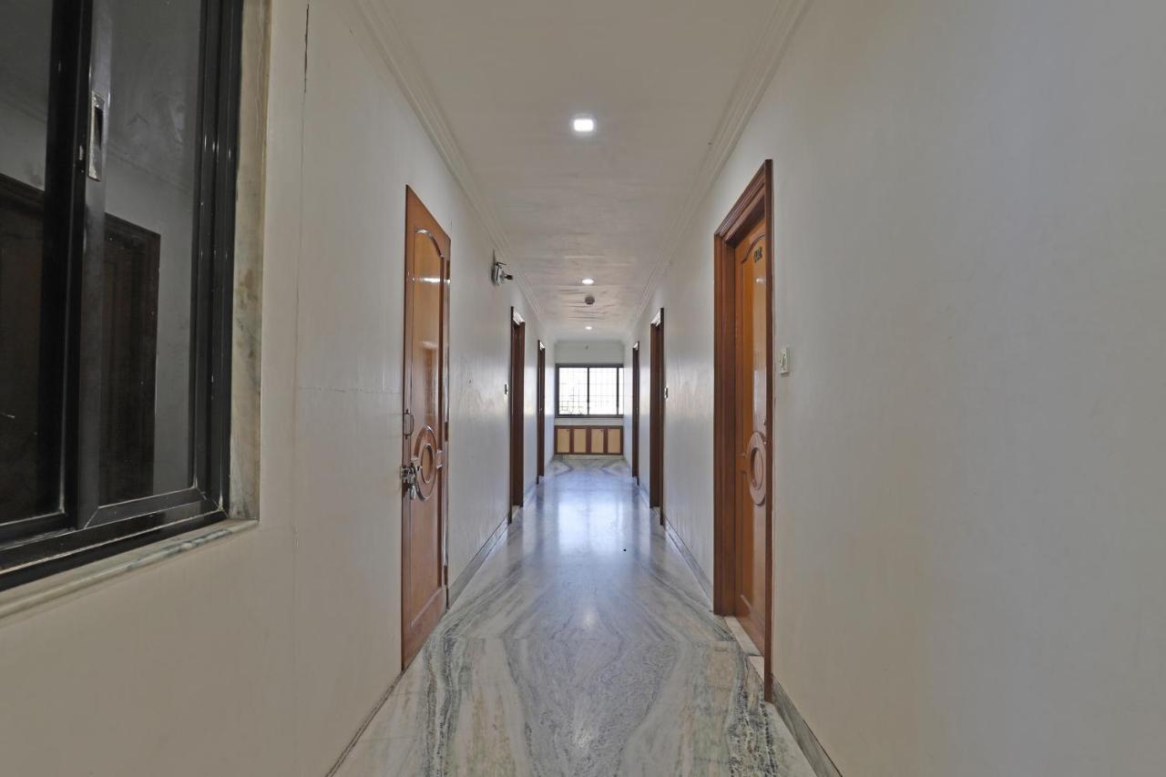סוראט Hotel Midtown מראה חיצוני תמונה