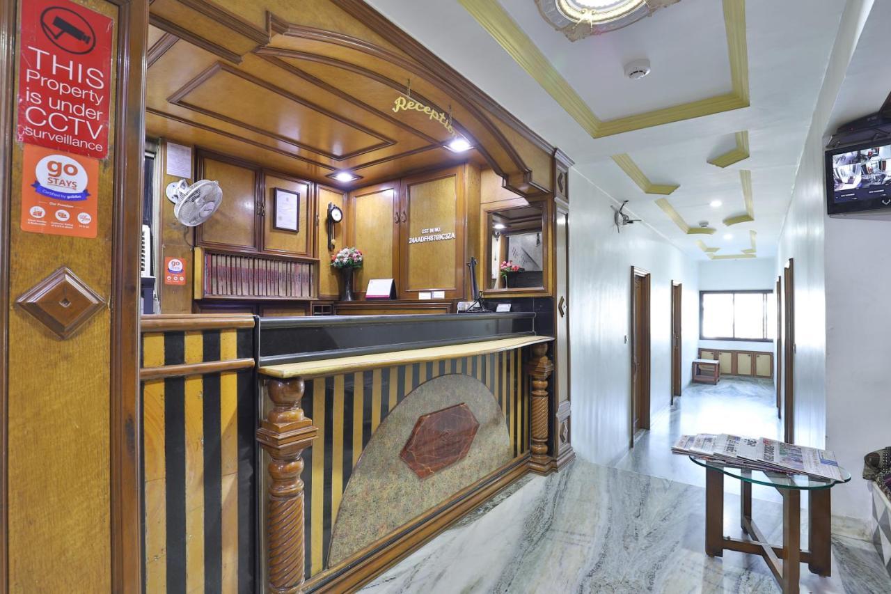 סוראט Hotel Midtown מראה חיצוני תמונה